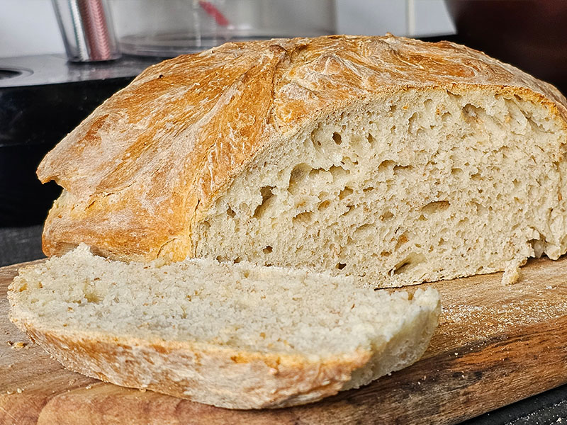 boeren witbrood zelf brood bakken eigen tarwe uit moestuin gebruiken bloem meel boerenbrood