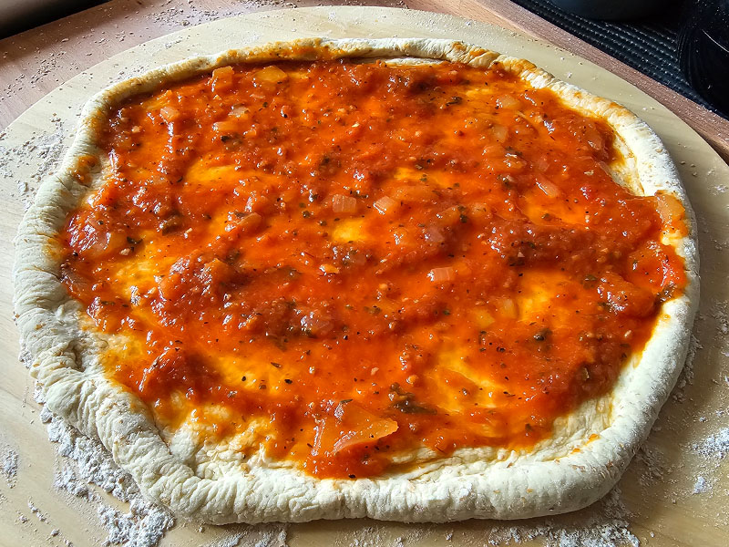 tomatensaus maken pizzabodem eigen tomatensaus zelfgemaakte pizza